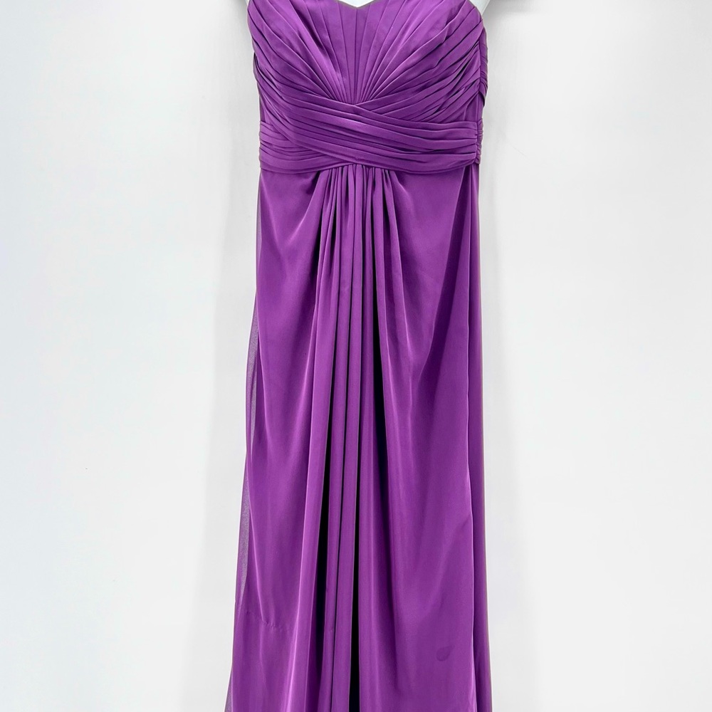 Long gown with small snag. The photo cropped the length. I wrote it once.